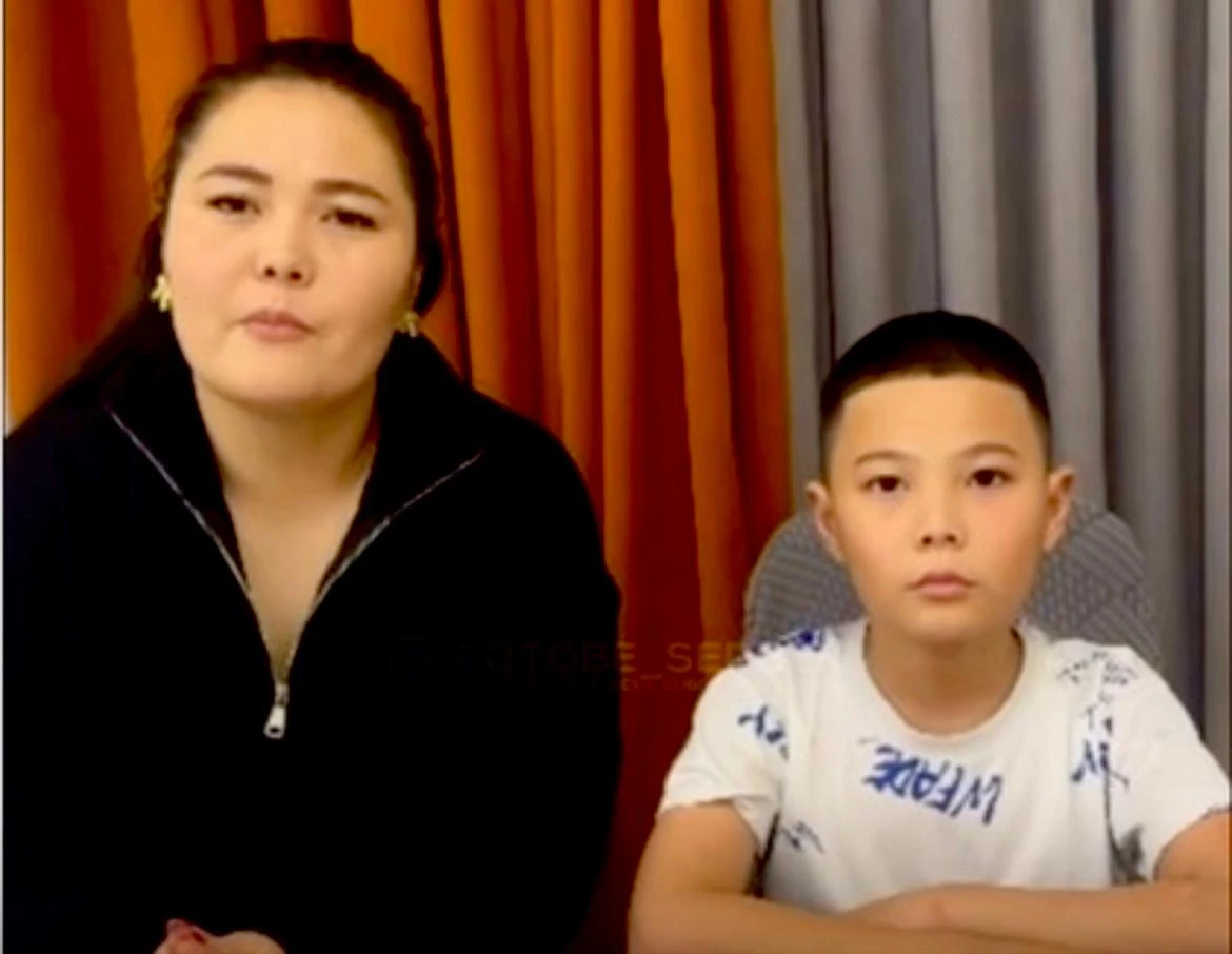 В Актобе мать пятиклассника требует наказать подростка, который сломал ее ребёнку руку во время конфликта